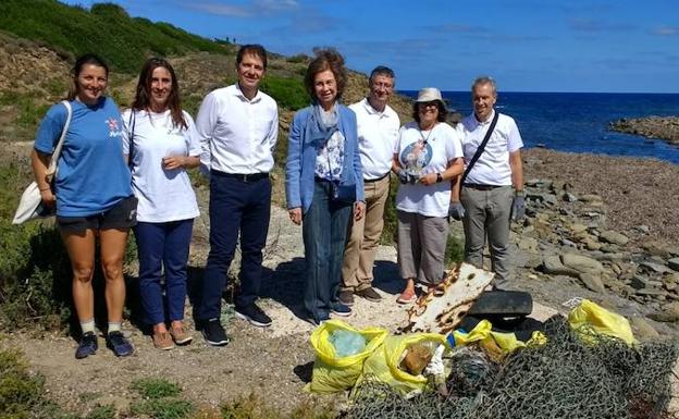 La Reina Sofía acompaña a voluntarios de la campaña en la Cala Teulera (Menorca).