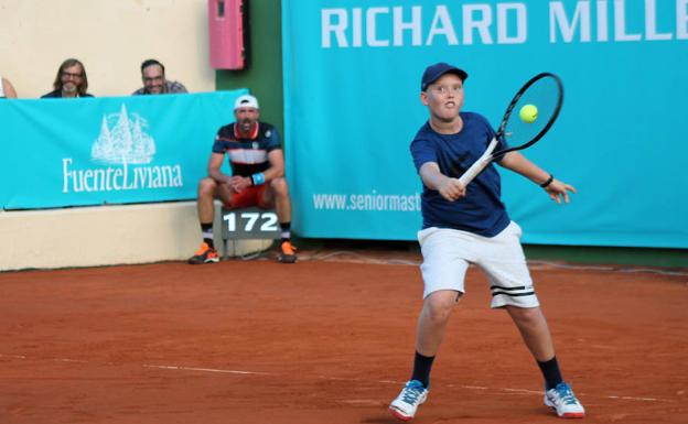 Un recogepelotas reemplazó a Ivanisevic, que se sentó en una esquina de la pista.