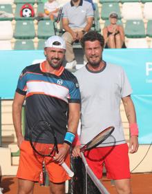 Imagen secundaria 2 - Arriba, Juan Carlos Ferrero resbala para llegara una bola. Abajo, Carlos Moyá, en un golpe de derecha. Ivanisevic y Safin posan antes de su partido, que fue la primera semifinal.. 