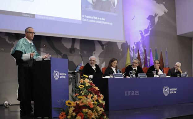 El profesor Francisco Ruiz de la Rúa, durante la lección inaugural del curso académico.