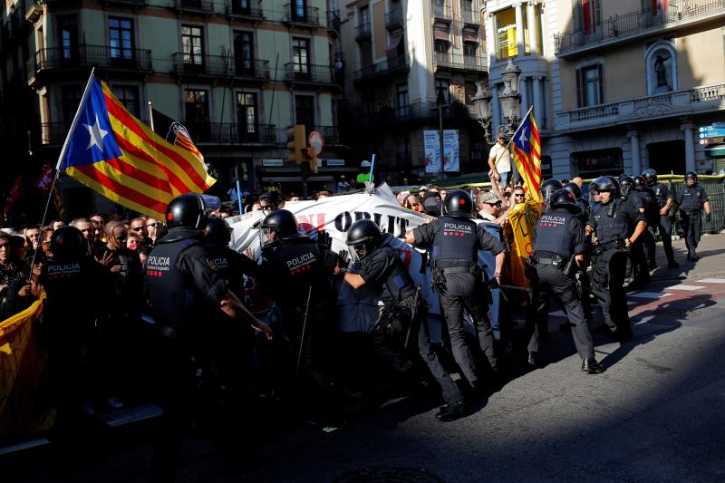 Fotos: Tensión en Barcelona por el boicot radical a una manifestación policial