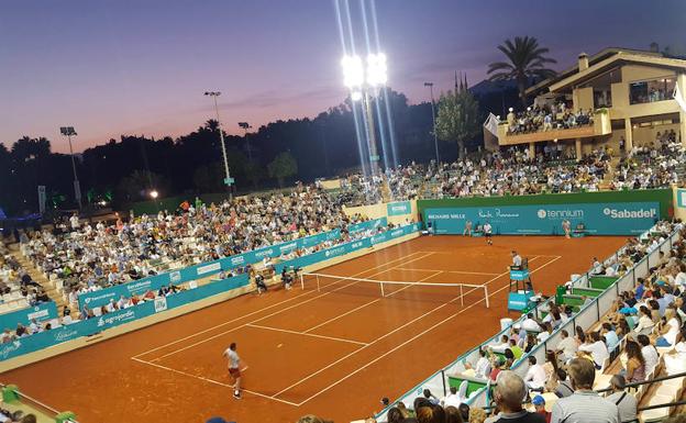 Panorámica de la pista Manolo Santana del Club de Tenis Puente Romano durante la final del torneo. 