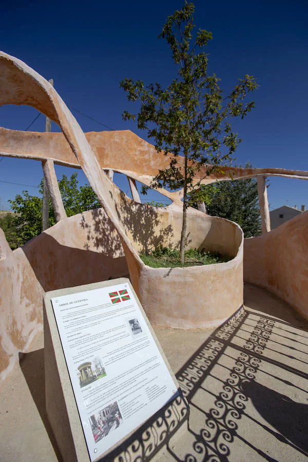 El municipio conquense, uno de los más despoblados de España, ha creado una muralla de tallas y jardínes para atraer turistas.