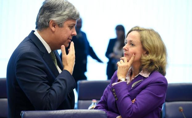 Mario Centeno, presidente del Eurogrupo, conversa con la ministra Nadia Calviño en Luxemburgo.