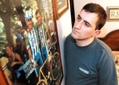 Imagen secundaria 1 - En la imagen principal, Javier es trasladado en avión desde Málaga al hospital de Cruces el 30 de marzo de 2001, mes y medio después del accidente, todavía en un coma del que iba despertándose paulatinamente. En otra instantánea Javier contempla una fotografía de él y su hermano cuando estaban juntos en el Kelme. Y por último, su primer oro como paralímpico en los Juegos de Atenas 2004 en la prueba Ruta/Contrarreloj. 