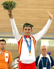 Imagen secundaria 2 - En la imagen principal, Javier es trasladado en avión desde Málaga al hospital de Cruces el 30 de marzo de 2001, mes y medio después del accidente, todavía en un coma del que iba despertándose paulatinamente. En otra instantánea Javier contempla una fotografía de él y su hermano cuando estaban juntos en el Kelme. Y por último, su primer oro como paralímpico en los Juegos de Atenas 2004 en la prueba Ruta/Contrarreloj. 