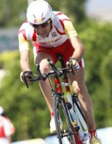 Imagen secundaria 2 - En la imagen principal el rey Juan Carlos entrega a Javier la Real Orden del Mérito Deportivo en 2002. Javier, camino de su victoria en la etapa de Hautacam en el Tour de 2000, y en la prueba contrarreloj individual en la que se colgó el oro