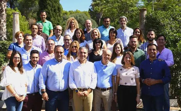 Bendodo con alcaldes y portavoces del PP integrantes del Ágora Rural reunidos en Pizarra.