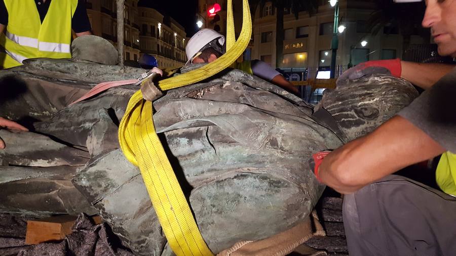 A primera hora de este martes 2 de octubre se ha procedido al desmontaje y traslado de la escultura de su enclave actual para someterla a un proceso de restauración