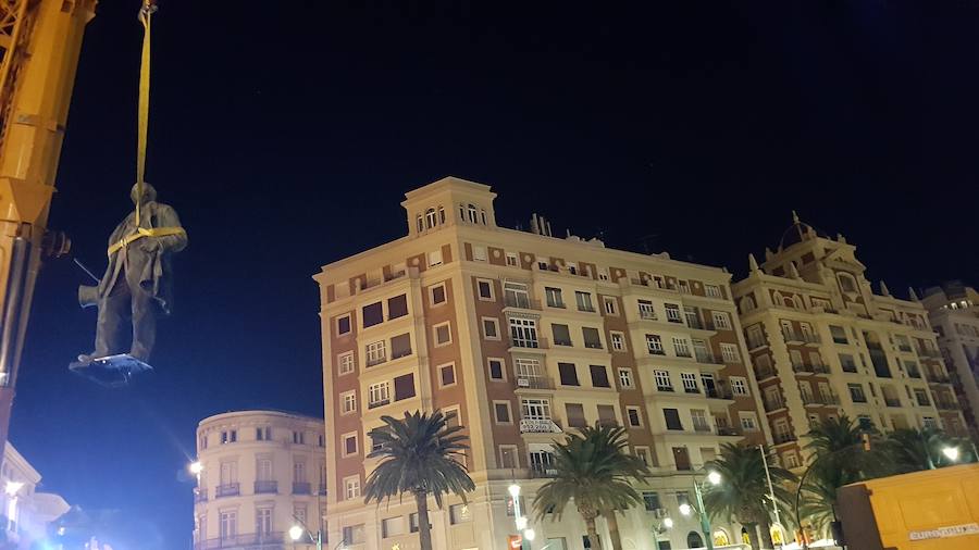 A primera hora de este martes 2 de octubre se ha procedido al desmontaje y traslado de la escultura de su enclave actual para someterla a un proceso de restauración