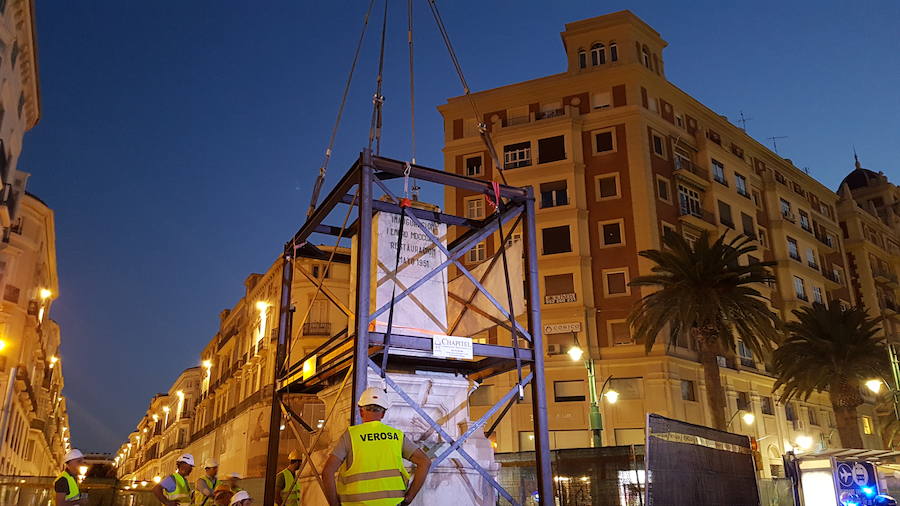 A primera hora de este martes 2 de octubre se ha procedido al desmontaje y traslado de la escultura de su enclave actual para someterla a un proceso de restauración