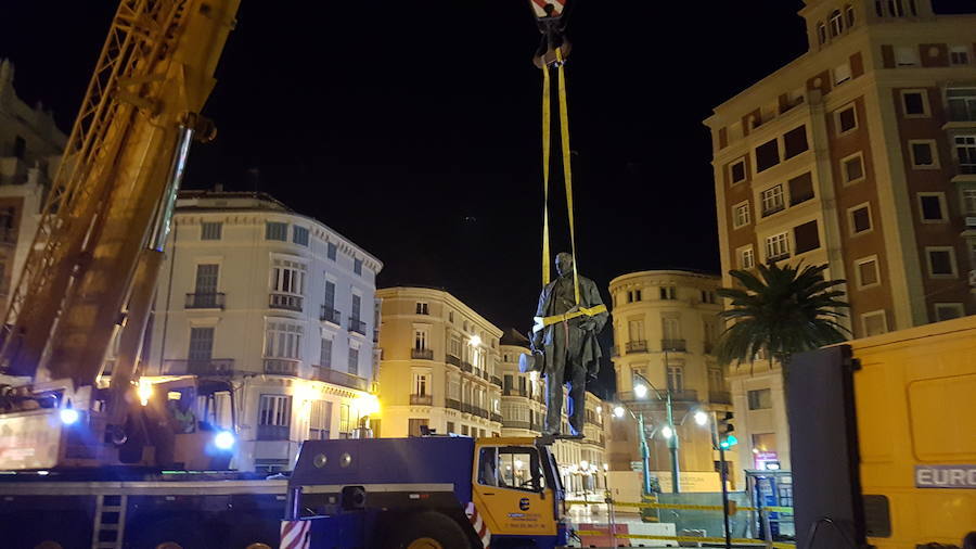 A primera hora de este martes 2 de octubre se ha procedido al desmontaje y traslado de la escultura de su enclave actual para someterla a un proceso de restauración