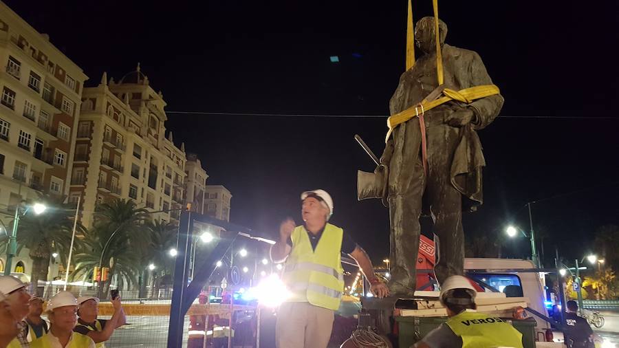 A primera hora de este martes 2 de octubre se ha procedido al desmontaje y traslado de la escultura de su enclave actual para someterla a un proceso de restauración