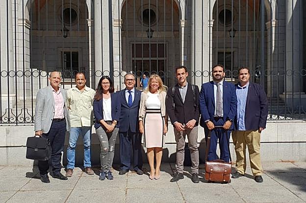 Ángeles Muñoz, con representantes de OSP, CSSP-Podemos, PSOE, IU, Acosol y la plataforma de los espigones, ayer, a las puertas del Ministerio de Transición Ecológica . 
