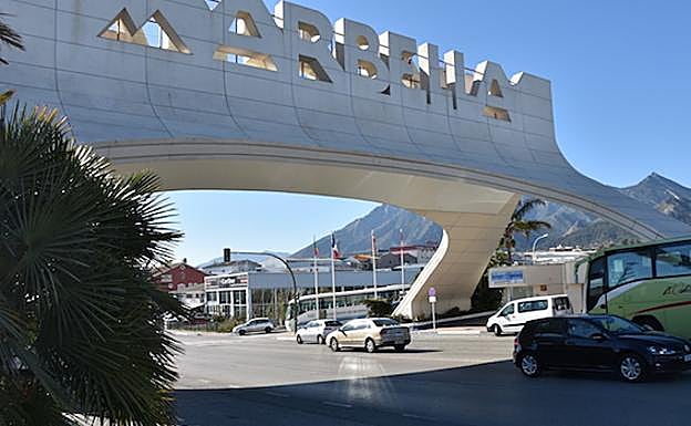 Detenido por atropellar a un hombre tras quitarle el coche junto a una casa de citas en Marbella