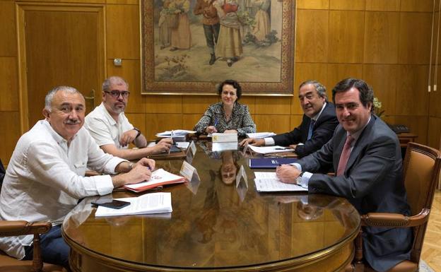 La ministra de Trabajo, Magdalena Valerio, con los presidentes de CEOE y Cepyme, y con los secretarios generales de UGT y CC OO. 