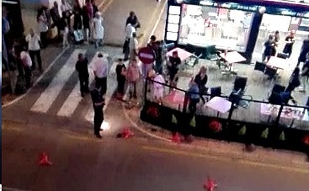 «El hombre se agarraba a la barandilla para que no se lo llevaran y lo metieron en el coche»