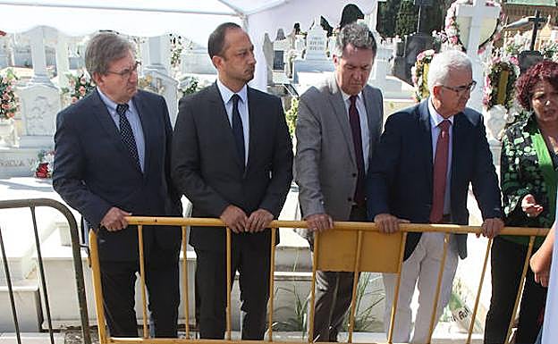 Autoridades ante una fosa. 