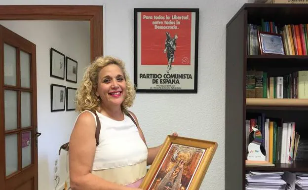 Ramos, la Virgen y el cuadro del PCE, detrás.