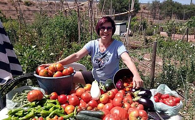 Cosecha de una de las 'hortelanas' de Püro Huerto. 