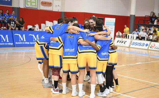 El técnico del cuadro alhaurino, Francis Trujillo, dando instrucciones durante la semifinal de Torneo Costa del Sol. 