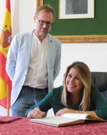 Imagen secundaria 2 - Díaz, durante su visita al Ayuntamiento y a la fiesta de las Sopas. 