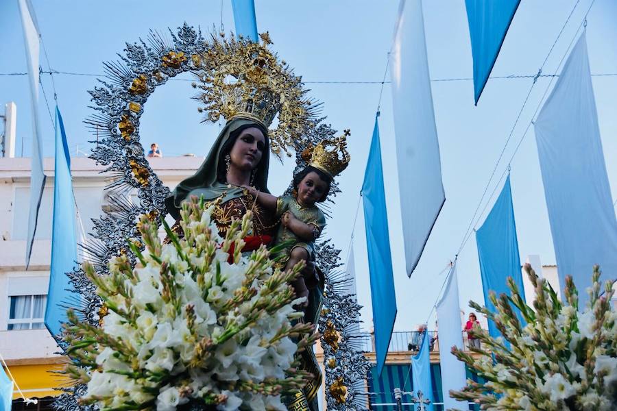 Miles de personas acompñan a la patrona de la localidad en un emotivo desfile 