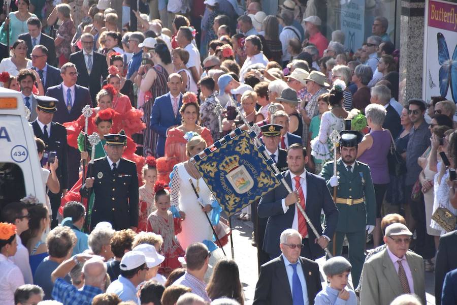 Miles de personas acompñan a la patrona de la localidad en un emotivo desfile 