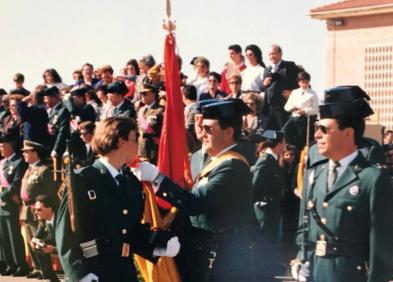 Imagen secundaria 1 - Lola, junto a sus padres. Momento de la jura de bandera. A la derecha, junto a una compañera. 