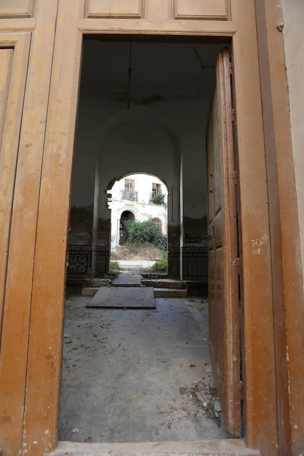 El antiguo Convento de San Agustín lleva dos décadas cerrado a cal y canto. Este lunes ha vuelto a abrir sus puertas con la visita del director general de Bellas Artes, al malagueño Román Fernández-Baca.