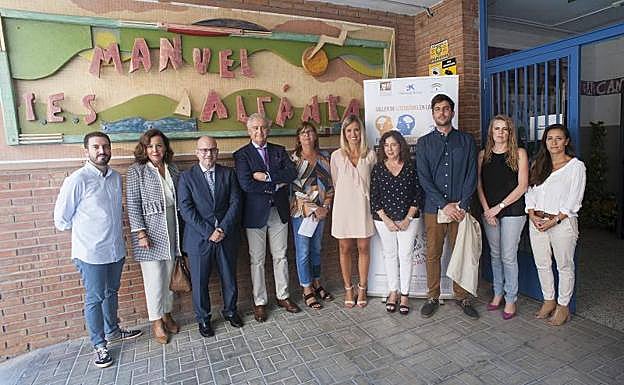 Imagen principal - La literatura de Manuel Alcántara vuelve a los colegios de Málaga