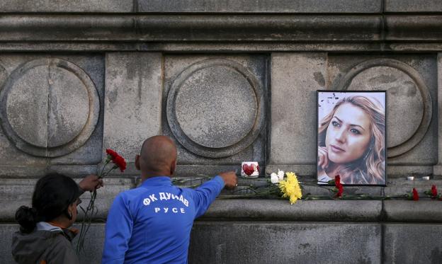 Dos jóvenes dejan flores en recuerdo de Marinova en la ciudad búlgara de Ruse. :: stoyan nenov / reuters