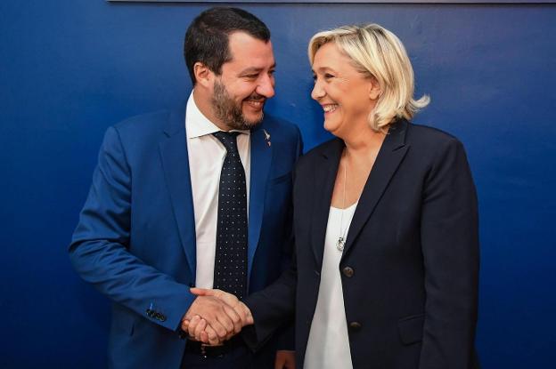 La líder ultra francesa Marine Le Pen y el viceprimer ministro italiano Matteo Salvini. :: Alessandro Di Meo / efe