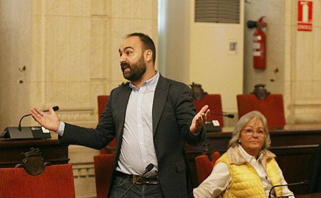 Mario Cortés, visiblemente enfadado asl ser increpado por un grupo de bomberos presente en la comisión.