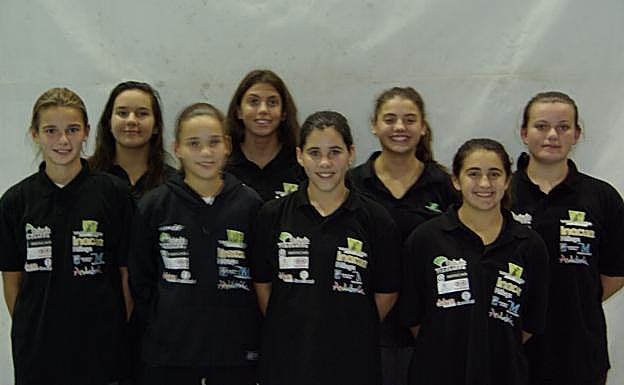 Imagen principal - De izquierda a derecha: Pili (portera), Nogal, Marta, Daniela, Gema, Eva, Paula e Hilda (jugadoras del equipo absoluto de waterpolo de esta temporada). Imágenes del final de la temporada pasada.