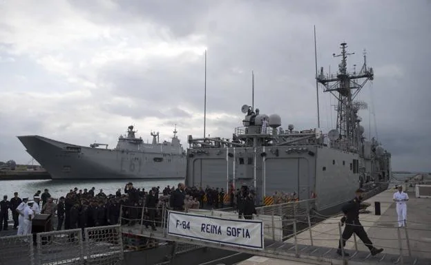 La fragata 'Reina Sofía' esta mañana en Rota, con el portaaeronaves Juan Carlos I, a l fondo.