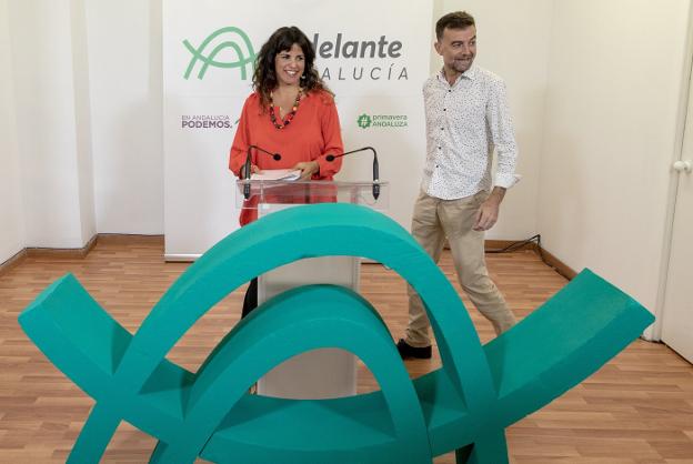 Teresa Rodríguez y Antonio Maíllo comparecen antes de la reunión de estrategia de campaña de Adelante Andalucía. :