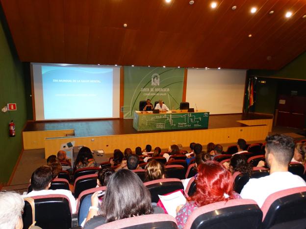 El coordinador de la USMC de Marbella y el director de Procesos Asistenciales de la Agencia Sanitaria Costa del Sol, ayer en salón de actos. 