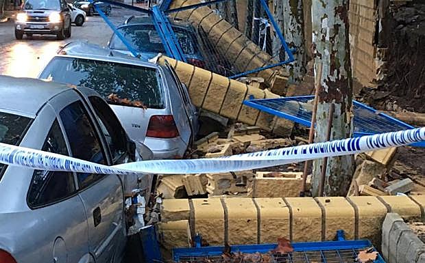 Un muro del polideportivo de Arroyo Primero se desplomó sobre los coches aparcados. 