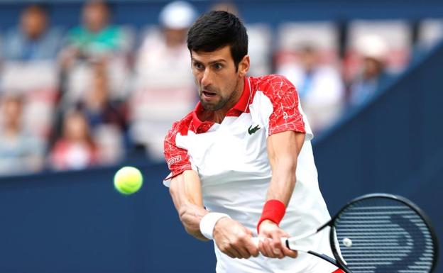 Novak Djokovic golpea una bola en el partido que le midió a Marco Cecchinato en el Masters 1000 de Shanghái. 