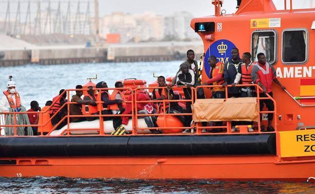 Trasladan al Puerto de Málaga a 413 migrantes rescatados de ocho pateras