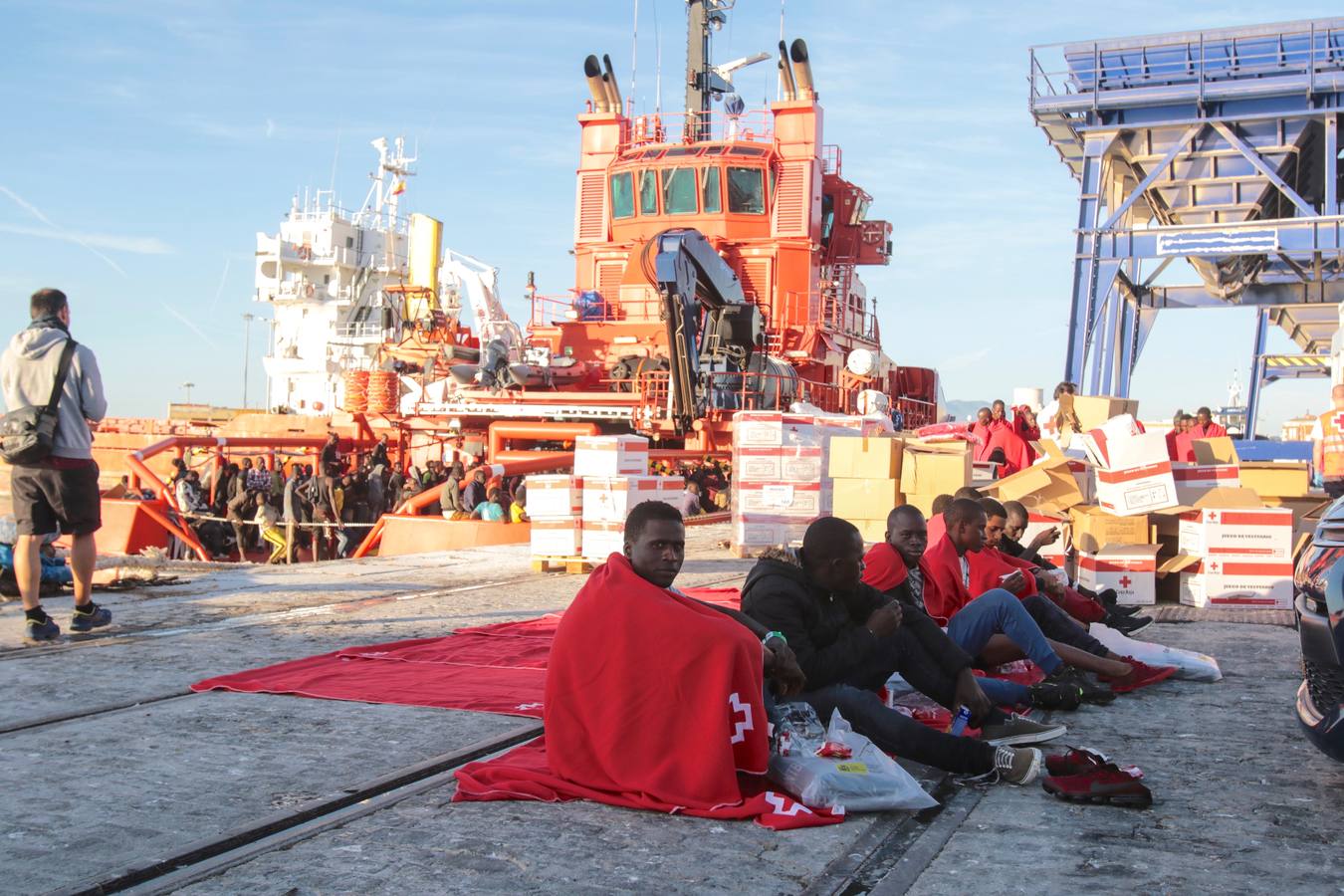 Tras ser asistidos por Salvamento Marítimo y Cruz Roja serán trasladados a San Roque por la falta de espacio en Málaga