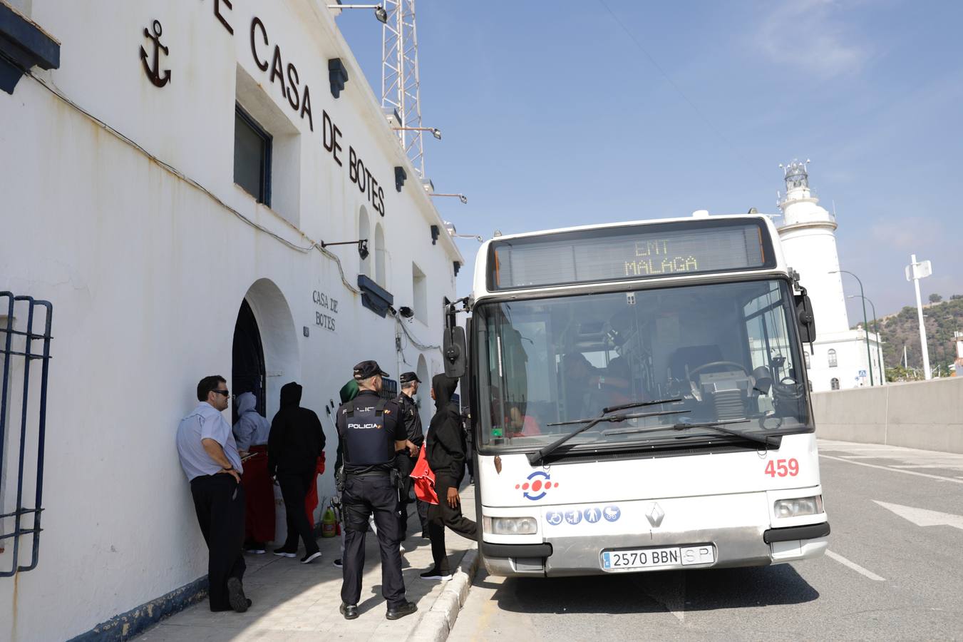 Tras ser asistidos por Salvamento Marítimo y Cruz Roja serán trasladados a San Roque por la falta de espacio en Málaga