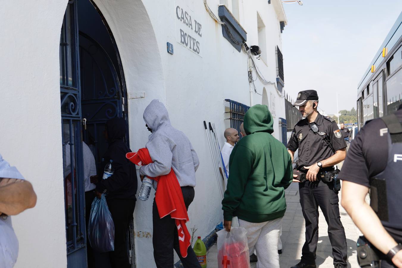 Tras ser asistidos por Salvamento Marítimo y Cruz Roja serán trasladados a San Roque por la falta de espacio en Málaga