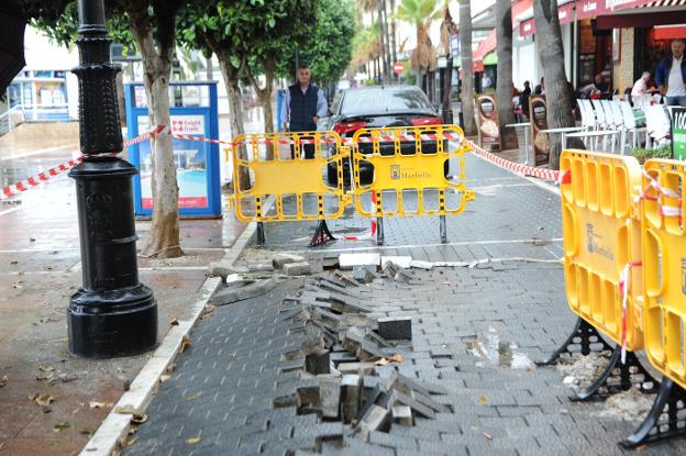 Solería del paseo marítimo reventada por la fuerza del agua. 