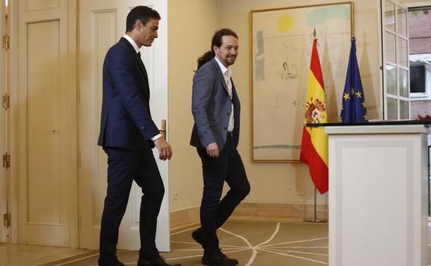 El presidente del Gobierno, Pedro Sánchez, junto al líder de Podemos, Pablo Iglesias. 