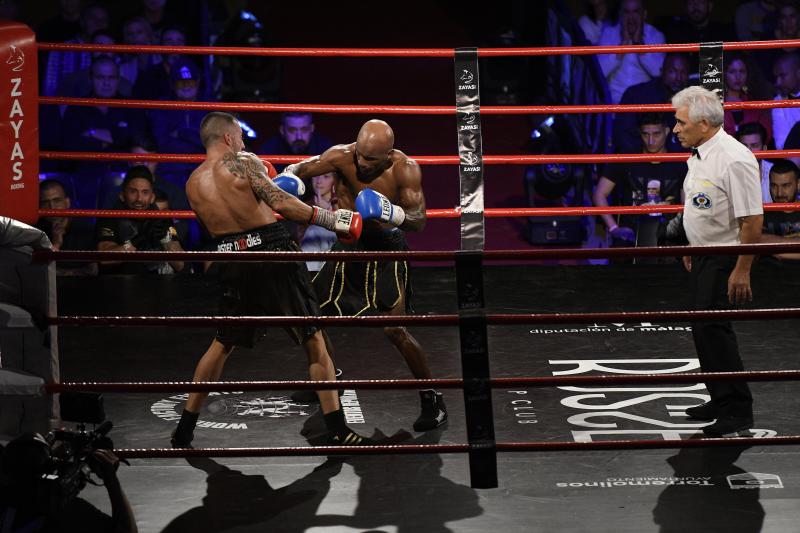 Ronny Alexander «El llanero» Landaeta vence a Anatoli Hunanyan y se proclama campeón de la Unión Europea del peso supermedio