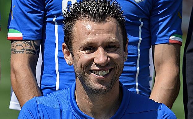 Antonio Cassano posando para la foto de equipo de la selección italiana en junio de 2014