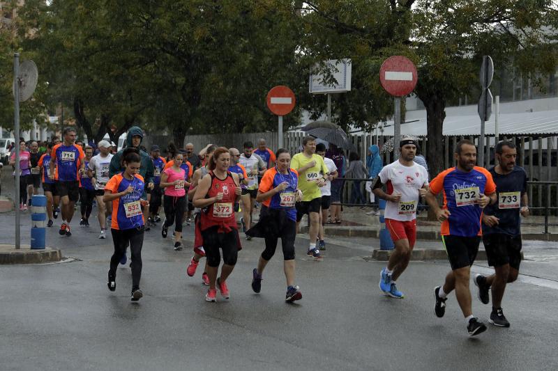 El Distrito Carretera de Cádiz acogió este domingo la carrera que discurre entre estos dos barrios de la capital y en el que han participado unos 700 corredores