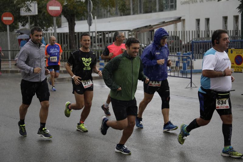 El Distrito Carretera de Cádiz acogió este domingo la carrera que discurre entre estos dos barrios de la capital y en el que han participado unos 700 corredores